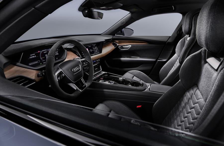 Интерьер Audi e-tron GT quattro 2021 года  (WW) (фото 3 из 4)